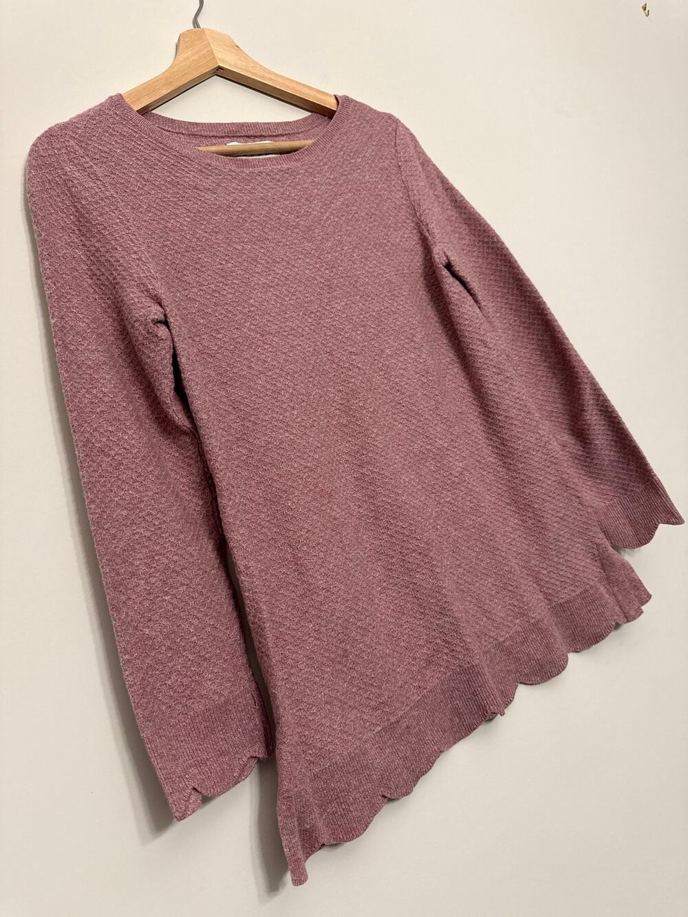 Elle Mauve Scalloped Hem Sweater – Size Small
